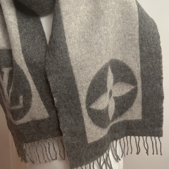 Louis Vuitton Scarf Luxurious Soft 70”L x 11” W 75% Lambswool, 25% Angora 40148S - Picture 3 of 7